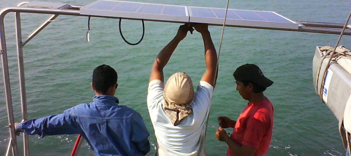 Paneles solares en el mar